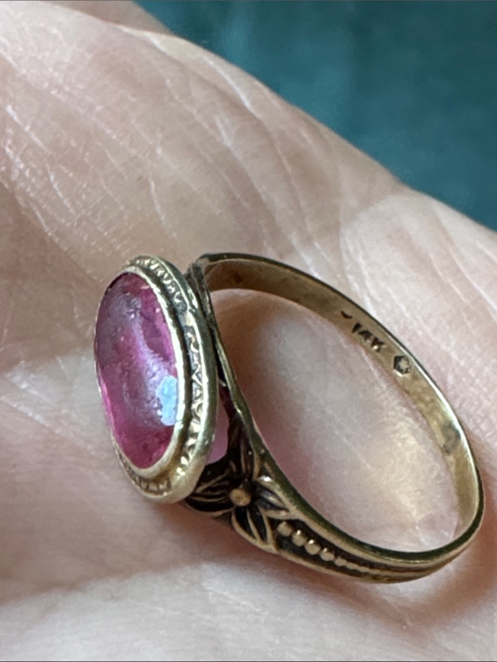 Vintage Gold Ring with Pink Oval Stone - Picture 4 of 5
